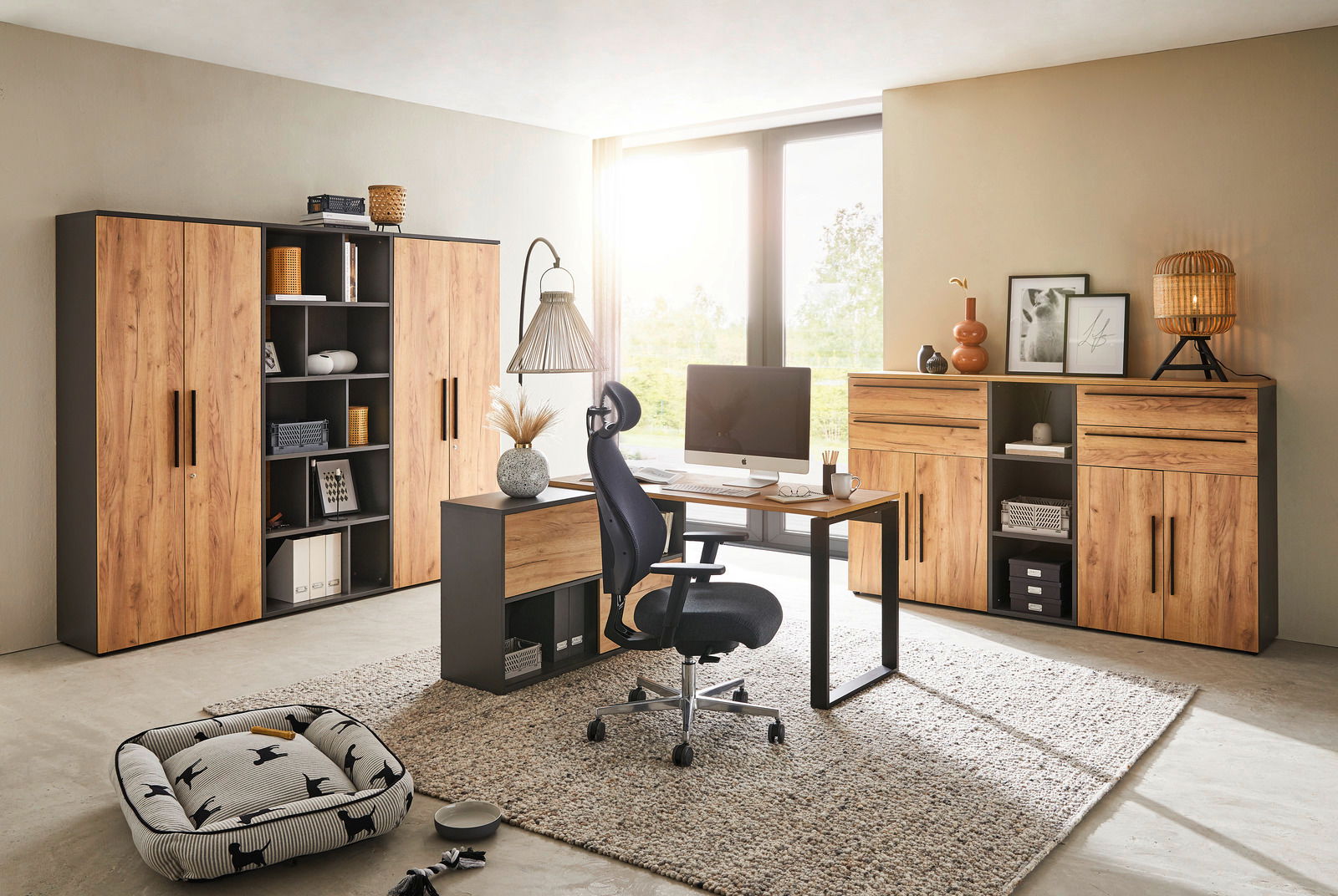 Moderner Aktenschrank in Holzoptik mit schwarzen Akzenten, Teil eines stilvollen Büros mit Schreibtisch und Stuhl, seitliche Perspektive.