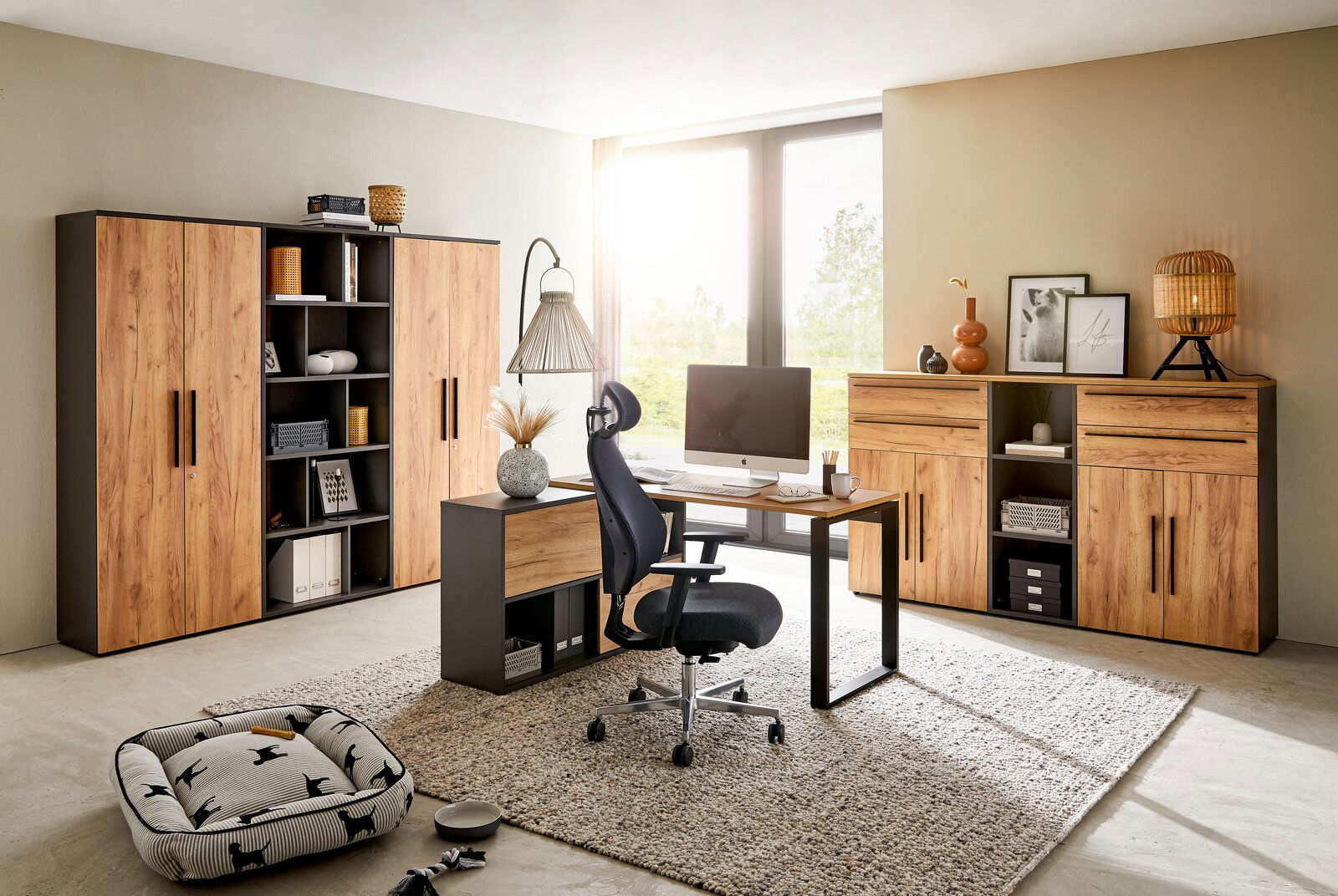 Moderner Aktenschrank in Holzoptik mit schwarzen Akzenten, Teil eines stilvollen Büros mit Schreibtisch und Stuhl, seitliche Perspektive.