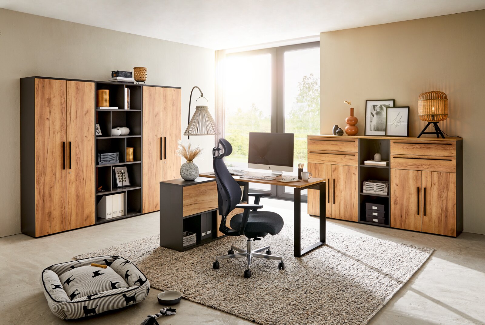 Moderner Aktenschrank in Holzoptik mit schwarzen Akzenten, Teil eines stilvollen Büros mit Schreibtisch und Stuhl, seitliche Perspektive.