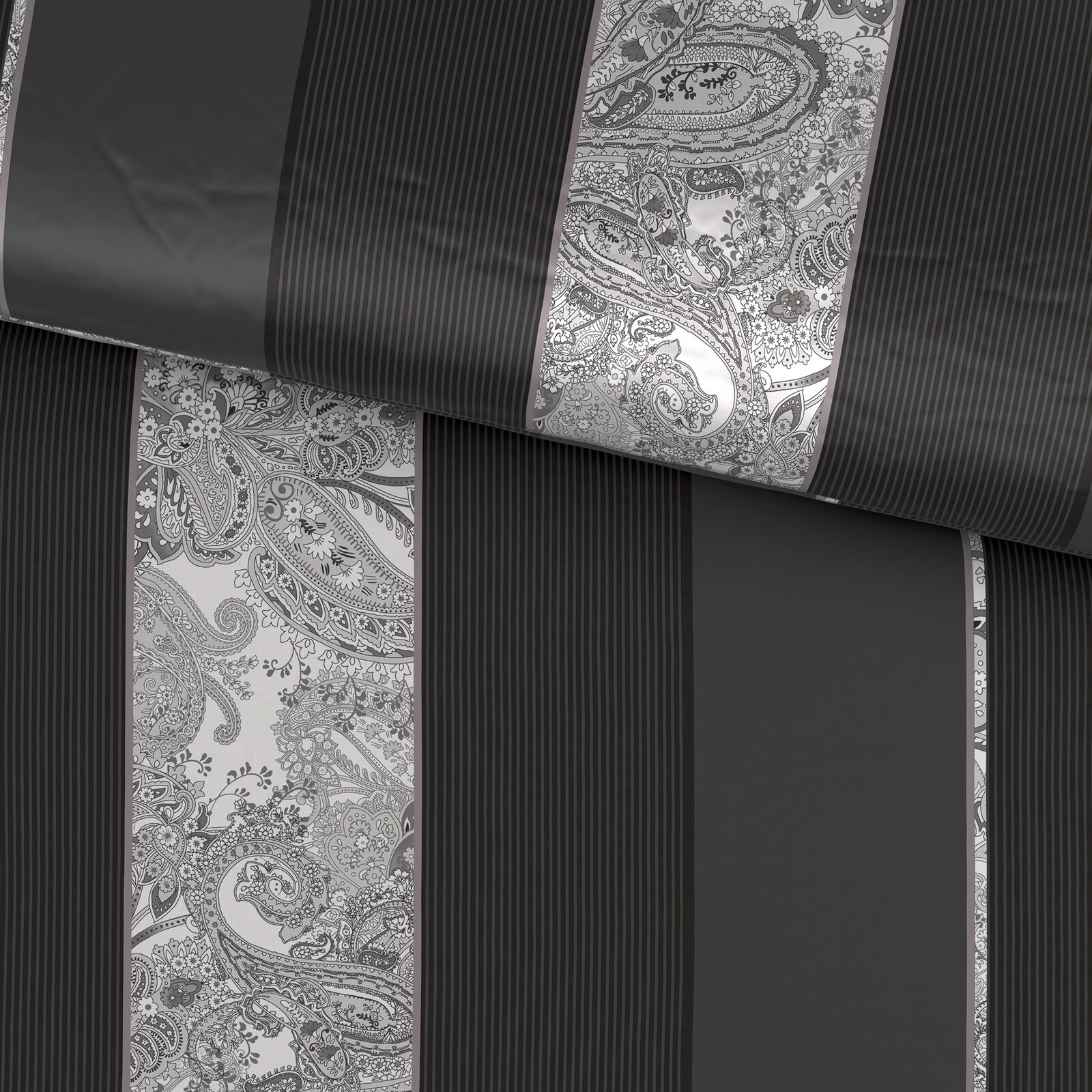 Bettwäsche-Set in Schwarz und Grau mit feinen Streifen und Paisley-Muster, schräg von oben fotografiert