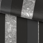 Bettwäsche-Set in Schwarz und Grau mit feinen Streifen und Paisley-Muster, schräg von oben fotografiert