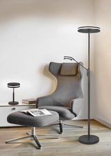 Moderne LED-Tischleuchte FRANKLIN, 6W, in einem stilvollen Wohnzimmer mit grauem Sessel und Beistelltisch, seitliche Perspektive