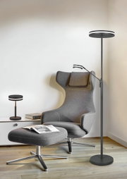 Moderne LED-Tischleuchte FRANKLIN, 6W, in einem stilvollen Wohnzimmer mit grauem Sessel und Beistelltisch, seitliche Perspektive
