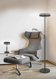 Moderne LED-Tischleuchte FRANKLIN, 6W, in einem stilvollen Wohnzimmer mit grauem Sessel und Beistelltisch, seitliche Perspektive