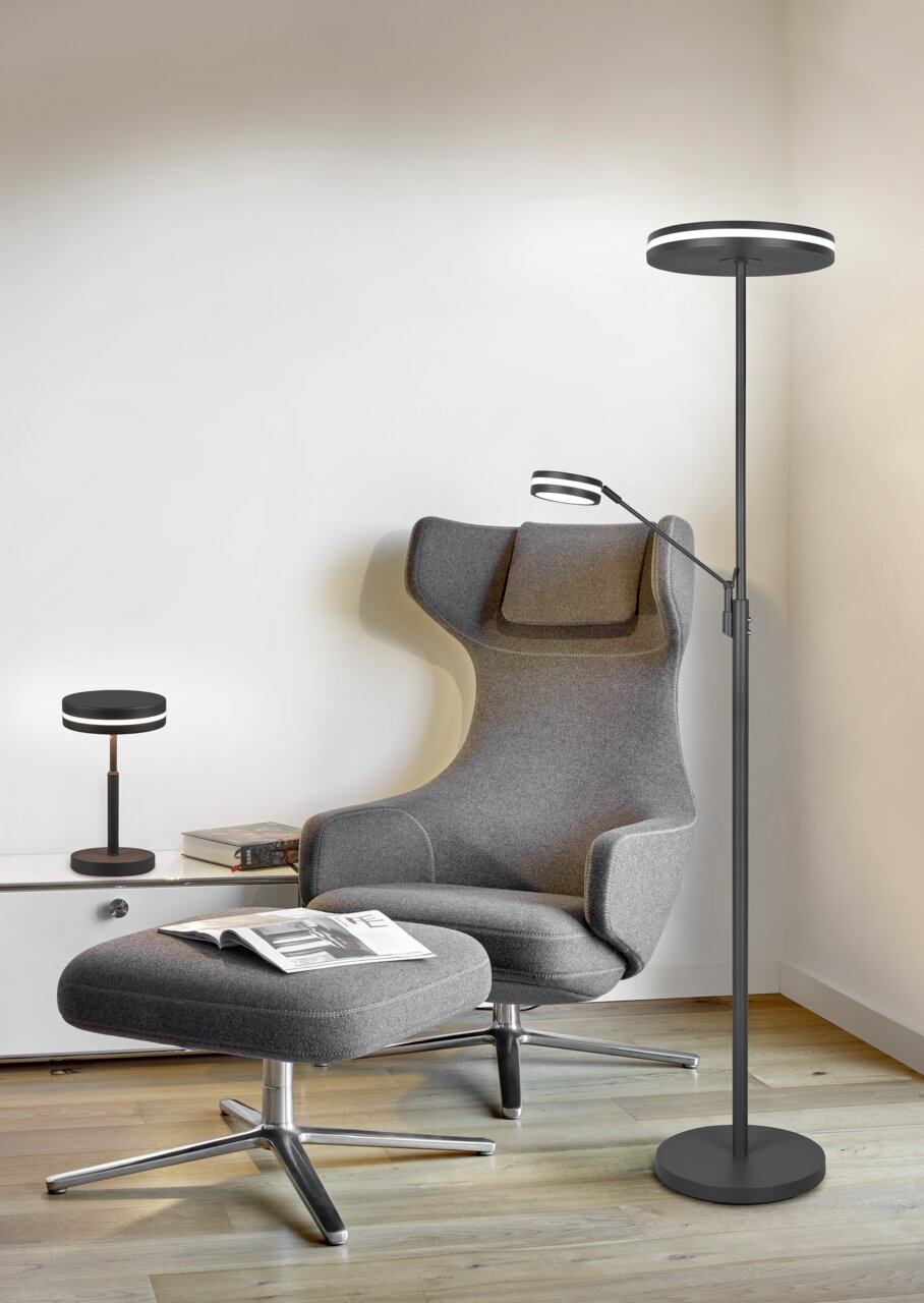 Moderne LED-Tischleuchte FRANKLIN, 6W, in einem stilvollen Wohnzimmer mit grauem Sessel und Beistelltisch, seitliche Perspektive