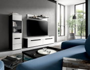 Modernes Wohnzimmer mit weiß-schwarzer TV-Wohnwand (Lowboard, Hängeregal und Vitrine) und großem Flachbildfernseher, aufgenommen aus schräger Frontperspektive von der Sofaecke aus.
