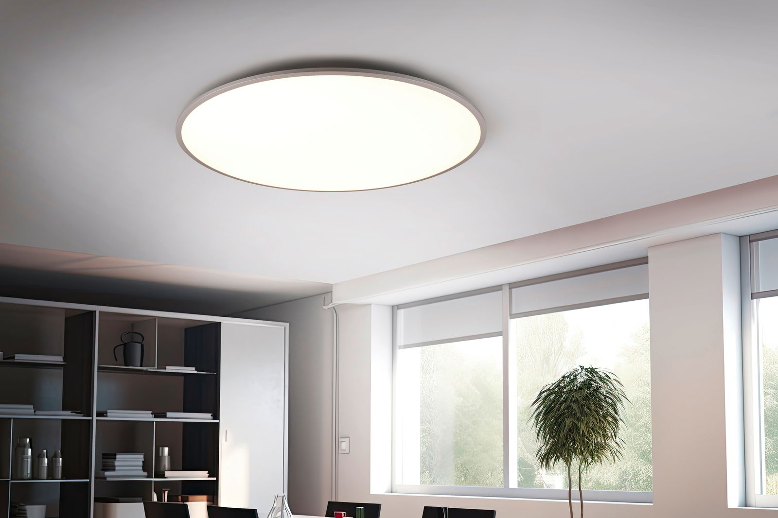 Moderne runde Deckenleuchte YUMA in einem hellen Raum, von unten betrachtet.