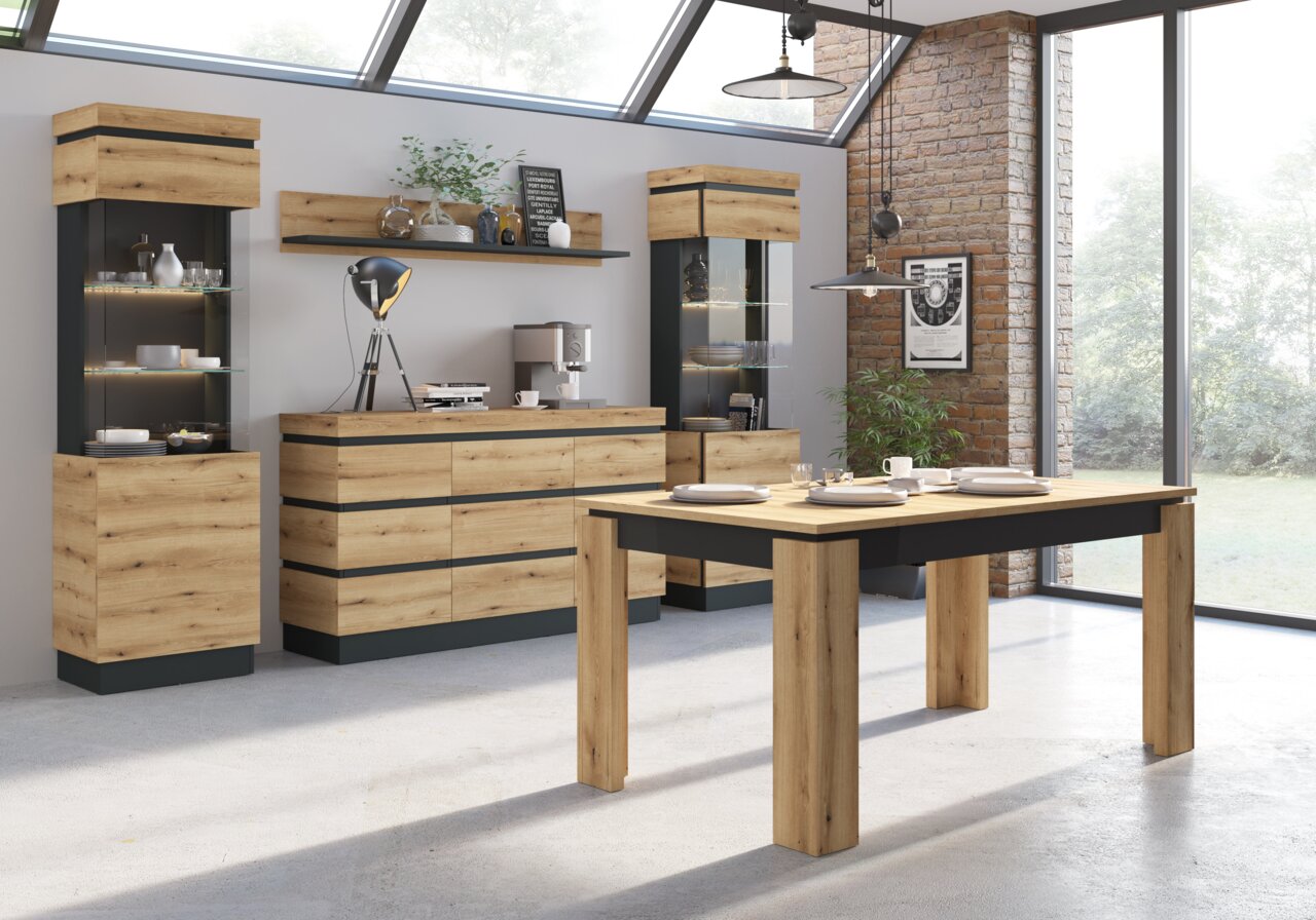 Moderne Esszimmermöbel aus Holz mit Esstisch, Sideboard und Vitrinen in einem hellen Raum mit großen Fenstern, seitliche Perspektive.