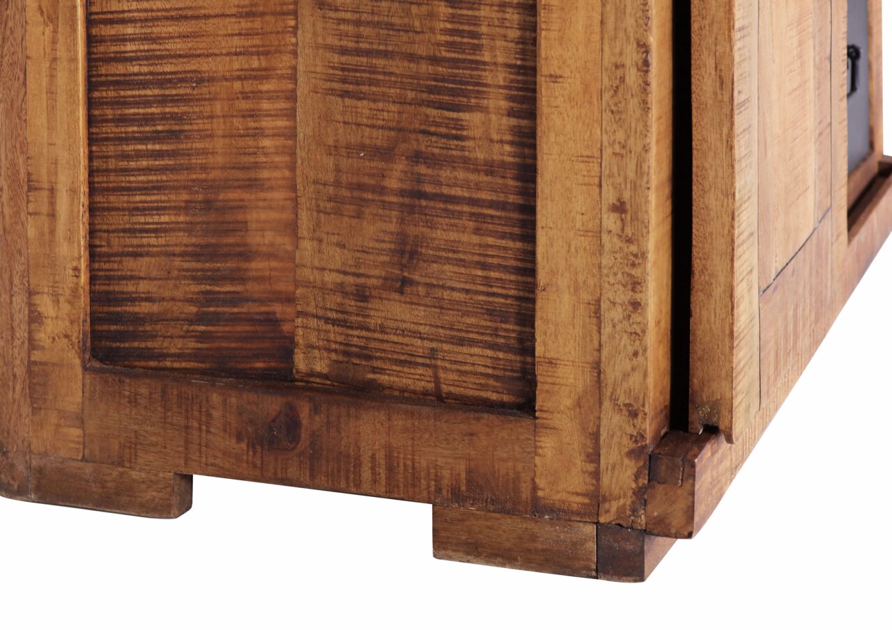Nahaufnahme der unteren Ecke einer hölzernen Vitrine aus rustikalem Holz mit sichtbarer Maserung, Perspektive von unten rechts.