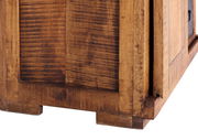 Nahaufnahme der unteren Ecke einer hölzernen Vitrine aus rustikalem Holz mit sichtbarer Maserung, Perspektive von unten rechts.