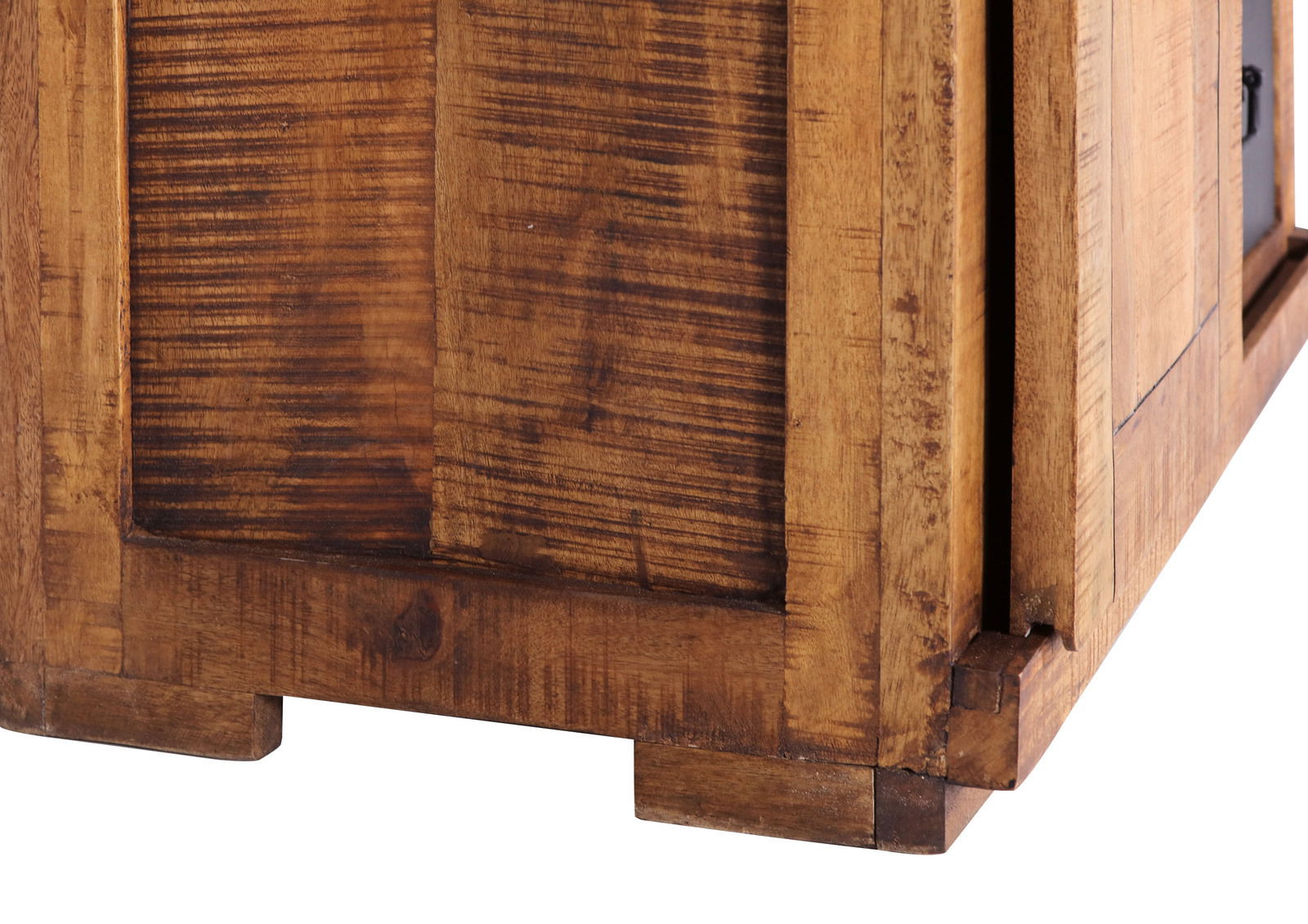 Nahaufnahme der unteren Ecke einer hölzernen Vitrine aus rustikalem Holz mit sichtbarer Maserung, Perspektive von unten rechts.