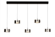 Moderne LED-Hängeleuchte mit vier zylindrischen Lampenschirmen aus Glas, aufgehängt an einem schwarzen Balken, seitliche Perspektive.