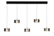 Moderne LED-Hängeleuchte mit vier zylindrischen Lampenschirmen aus Glas, aufgehängt an einem schwarzen Balken, seitliche Perspektive.