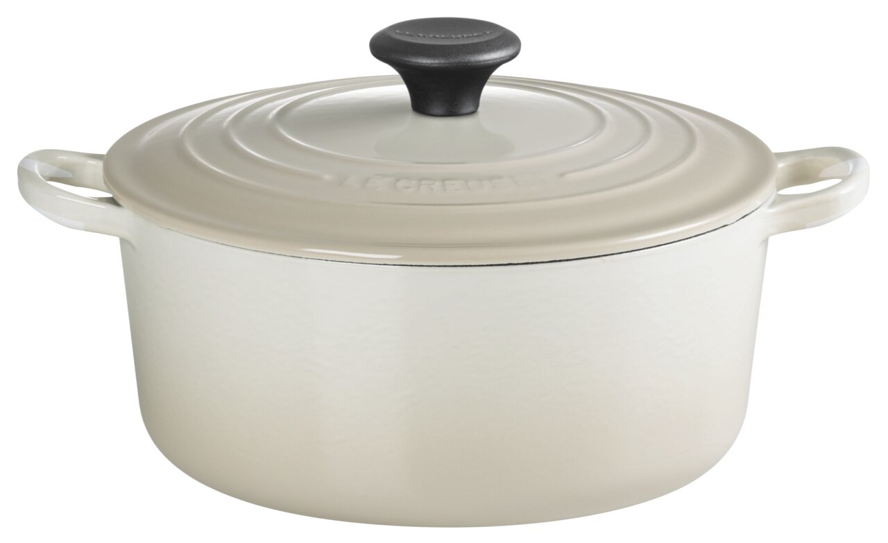 LE CREUSET Braadpan 24 cm rond DUNE Runder Bräter 24cm in Cremefarbe mit Deckel und zwei Griffen, seitliche Perspektive