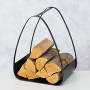 Kaminholzregal Timo, H 50 cm, aus schwarzem Metall mit Holzgriff, gefüllt mit Holzscheiten, seitliche Perspektive.