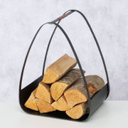 Houtrek Timo, H 50 cm, van zwart metaal met houten handgreep, gevuld met houtblokken, zijaanzicht.