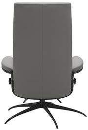 Rückansicht eines grauen Einzelsessels mit schwarzem Drehfuß