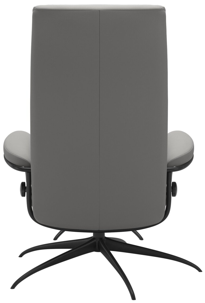Achterkant van een grijze fauteuil met een zwart draaivoet