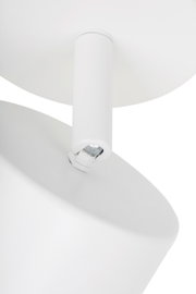 Nahaufnahme eines weißen LED-Strahlers aus seitlicher Perspektive