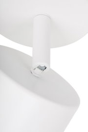 Nahaufnahme eines weißen LED-Strahlers aus seitlicher Perspektive