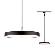 Schwarzes, modernes Schienenpendel Hildor in Seitenansicht, mit rundem, flachem Design und verstellbarem Kabel.