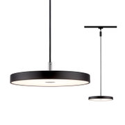 Schwarzes, modernes Schienenpendel Hildor in Seitenansicht, mit rundem, flachem Design und verstellbarem Kabel.
