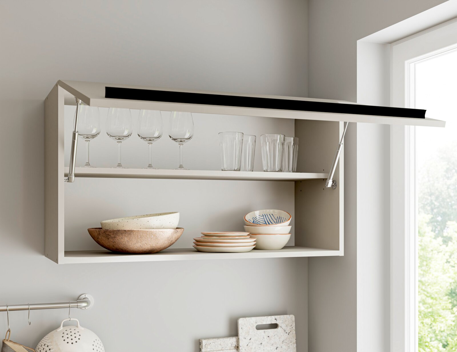 Moderner weißer Küchen-Hängeschrank mit nach oben geöffneter Klappe, Gasdruckfedern und zwei Ablagefächern für Gläser und Geschirr, aus frontaler Perspektive leicht von unten gezeigt
