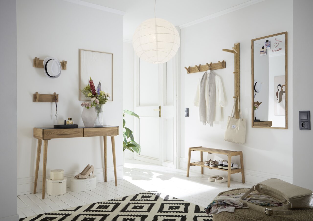 Linea Natura Konsole BANTRY Moderner Eingangsbereich mit Holz-Garderobenmöbeln, darunter eine Garderobenbank, Hakenleisten und ein Spiegel, aus der Perspektive des Raumes fotografiert.