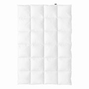 Winterbettdecke 155x220cm in Draufsicht, weiße Steppdecke mit quadratischem Muster