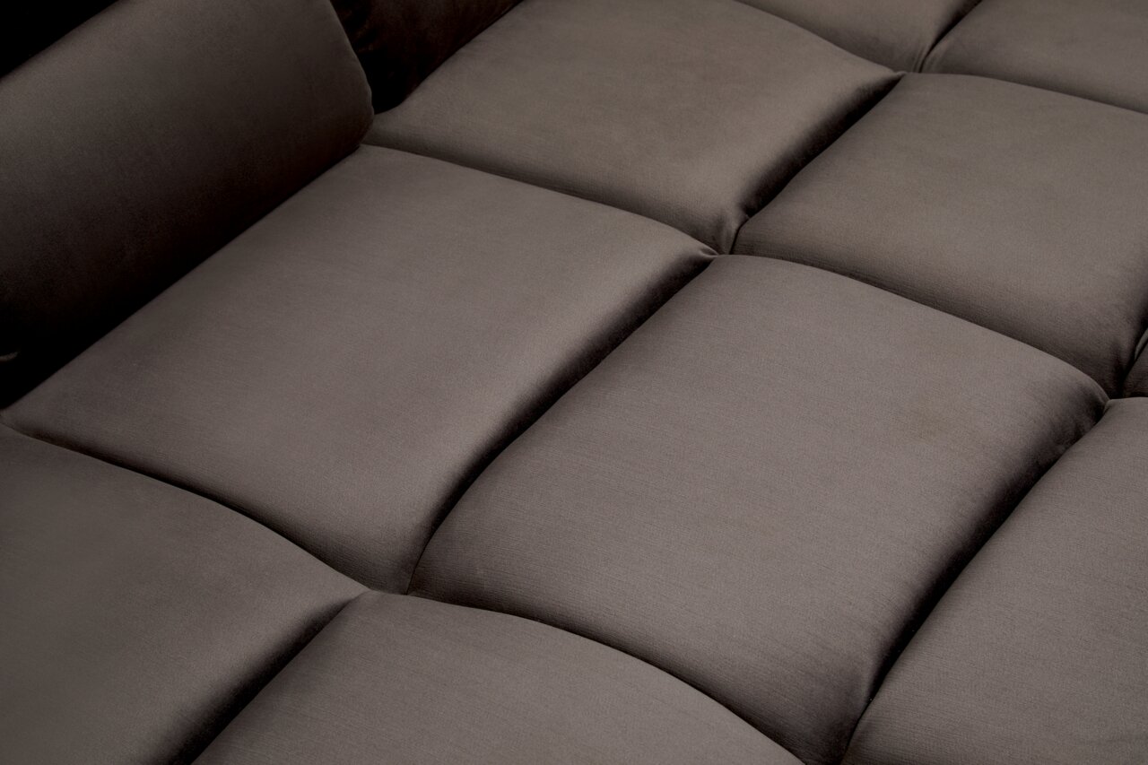 Close-up van een gestoffeerde, grijze longchair-set, gezien vanuit vogelperspectief.