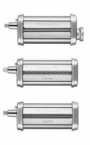 Drei Edelstahl-Nudelvorsätze von KitchenAid, fotografiert aus der Seitenperspektive. Die Aufsätze sind für Lasagne, Fettuccine und Spaghetti geeignet.