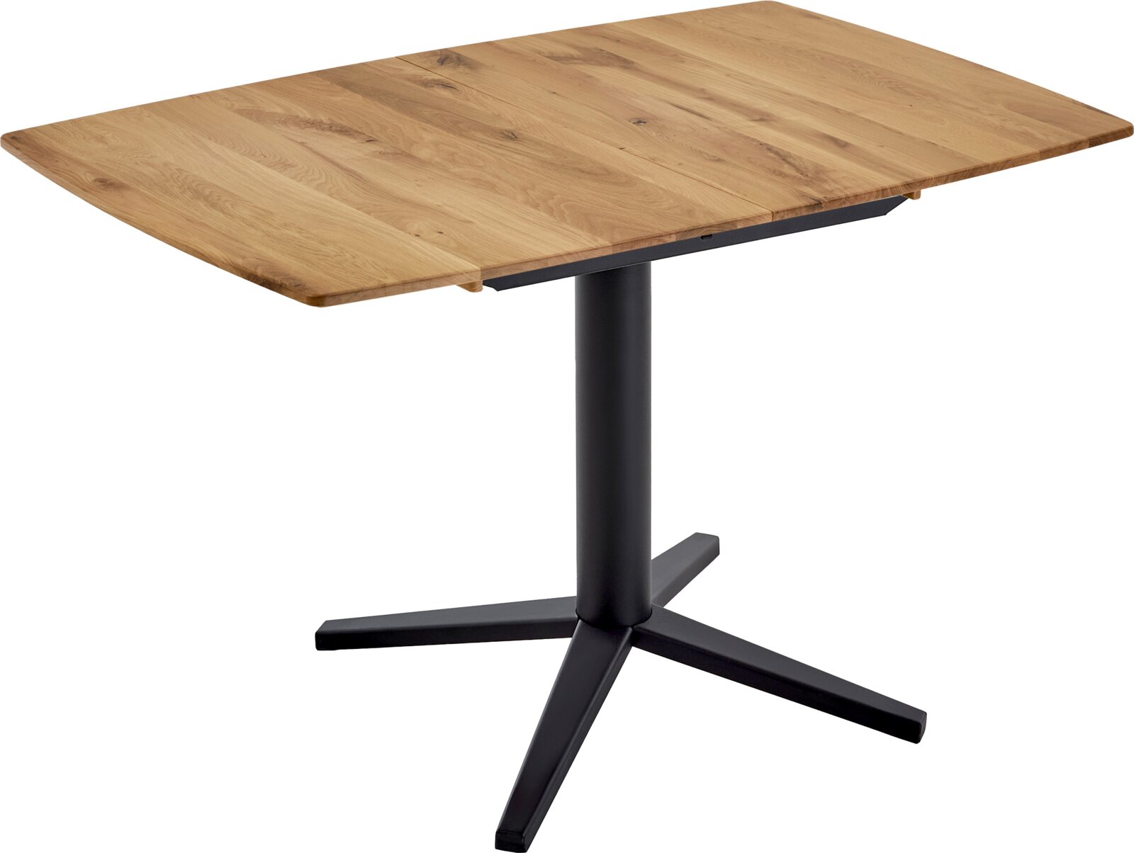 Rechthoekige eettafel met een massief houten blad in eikenlook en een zwart metalen onderstel met centrale poot, vrijstaand tegen een witte achtergrond, schuin van bovenaf gefotografeerd in driekwartperspectief
