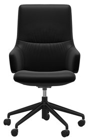 Schwarzer Drehstuhl mit hoher Rückenlehne und Armlehnen, Vorderansicht