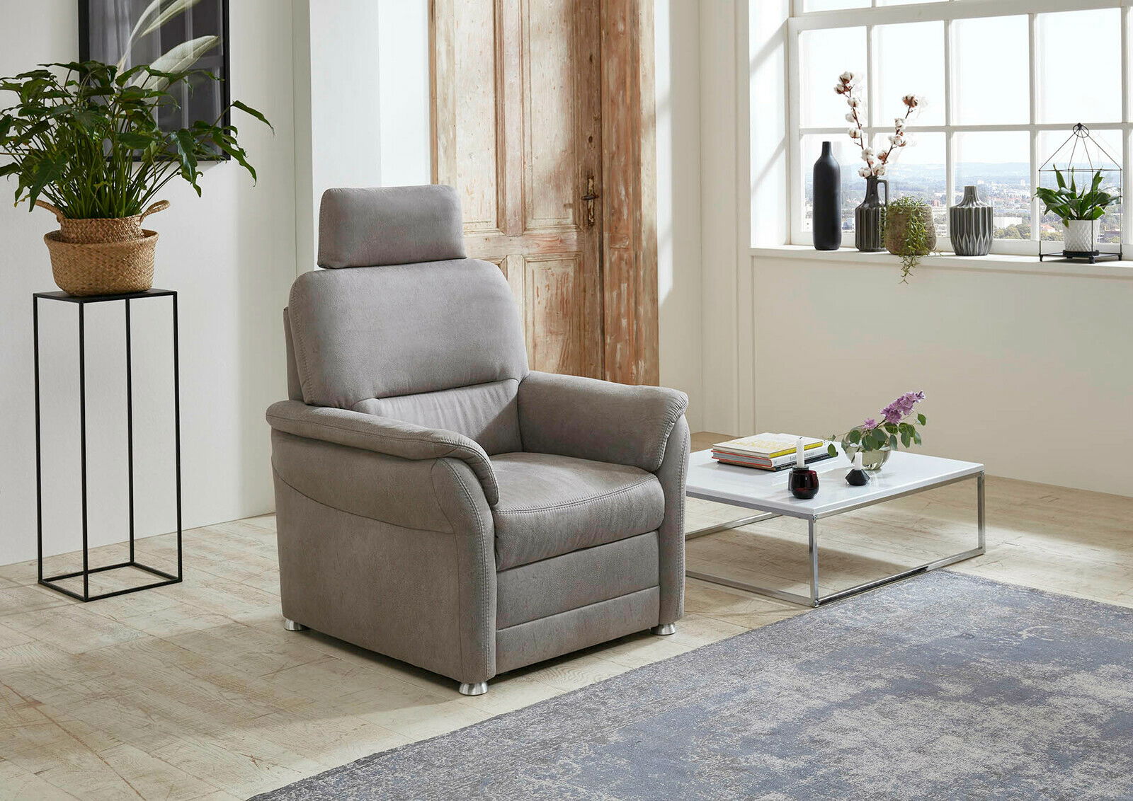 Beldomo Comfort Sessel QUEENLINE Grauer Sessel in einem modernen Wohnzimmer, seitliche Perspektive