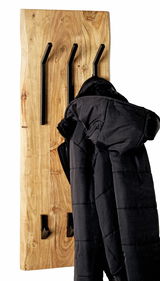 Wandgarderobe aus Holz mit drei schwarzen Haken, frontal betrachtet, mit einer schwarzen Jacke daran hängend.