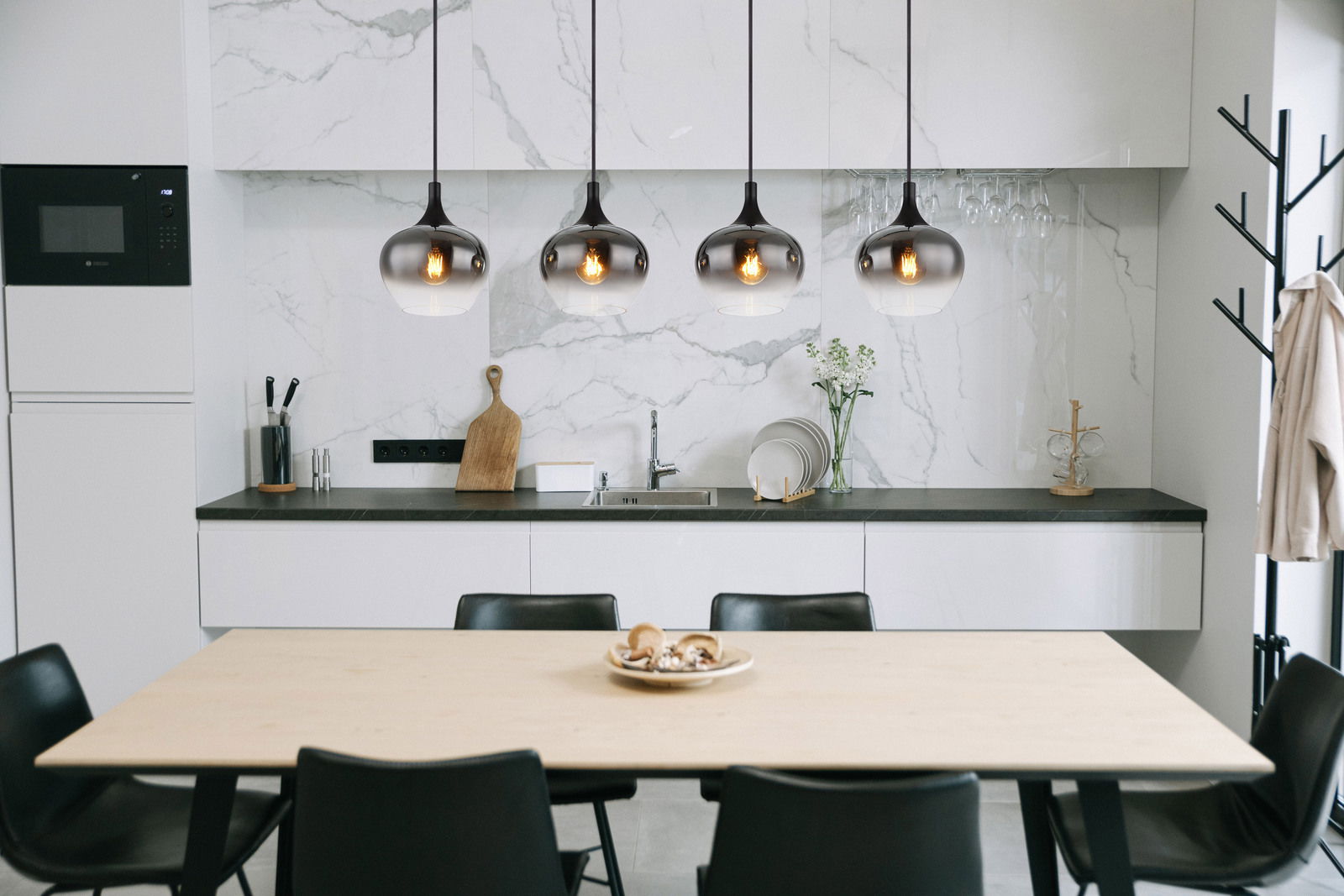 Globo Lighting Hängeleuchte MAXY MAXY Moderne Hängeleuchte MAXY in einer stilvollen Küche, aus der Perspektive über einem Esstisch hängend.