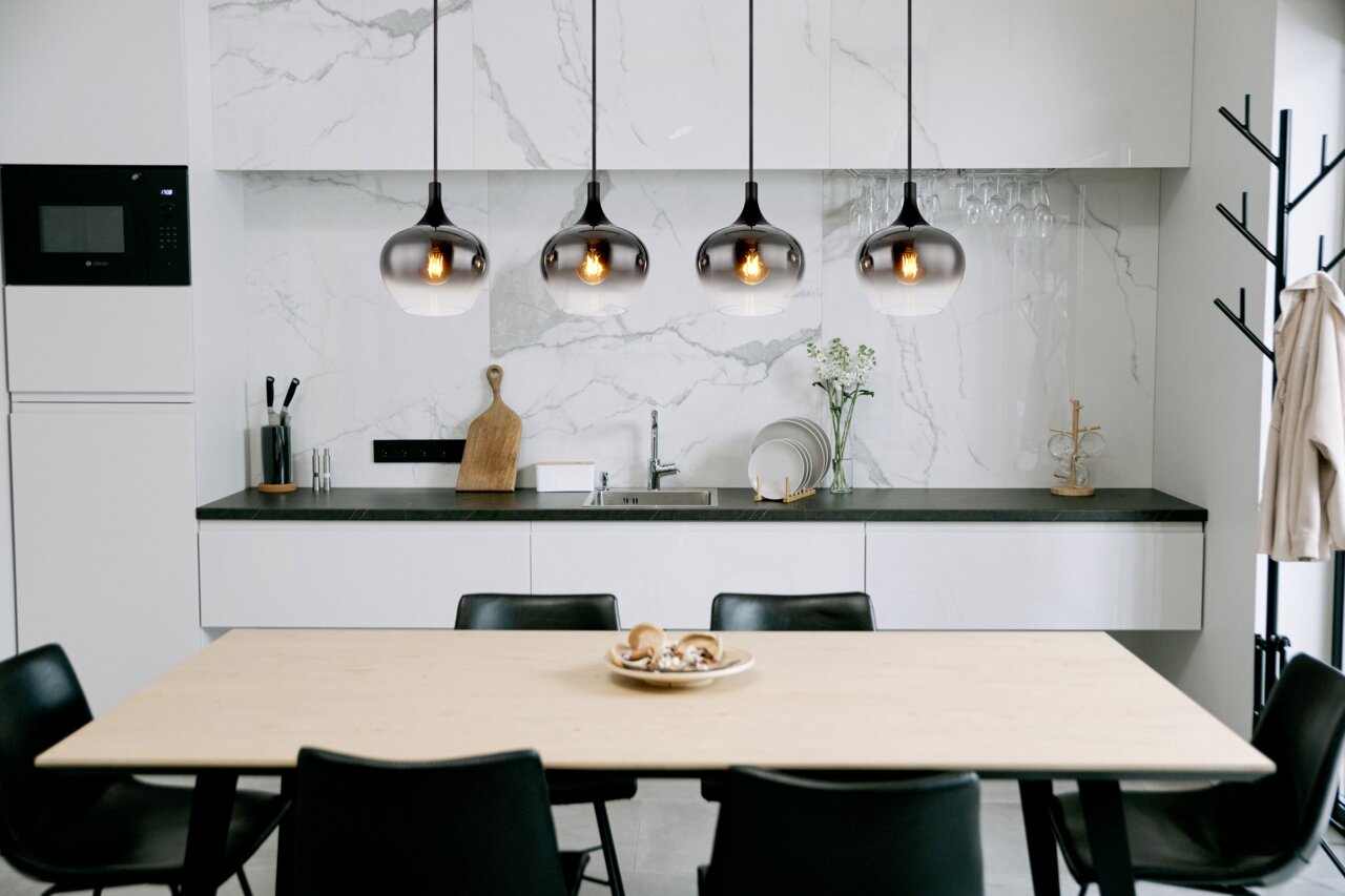 Globo Lighting Hängeleuchte MAXY MAXY Moderne Hängeleuchte MAXY in einer stilvollen Küche, aus der Perspektive über einem Esstisch hängend.