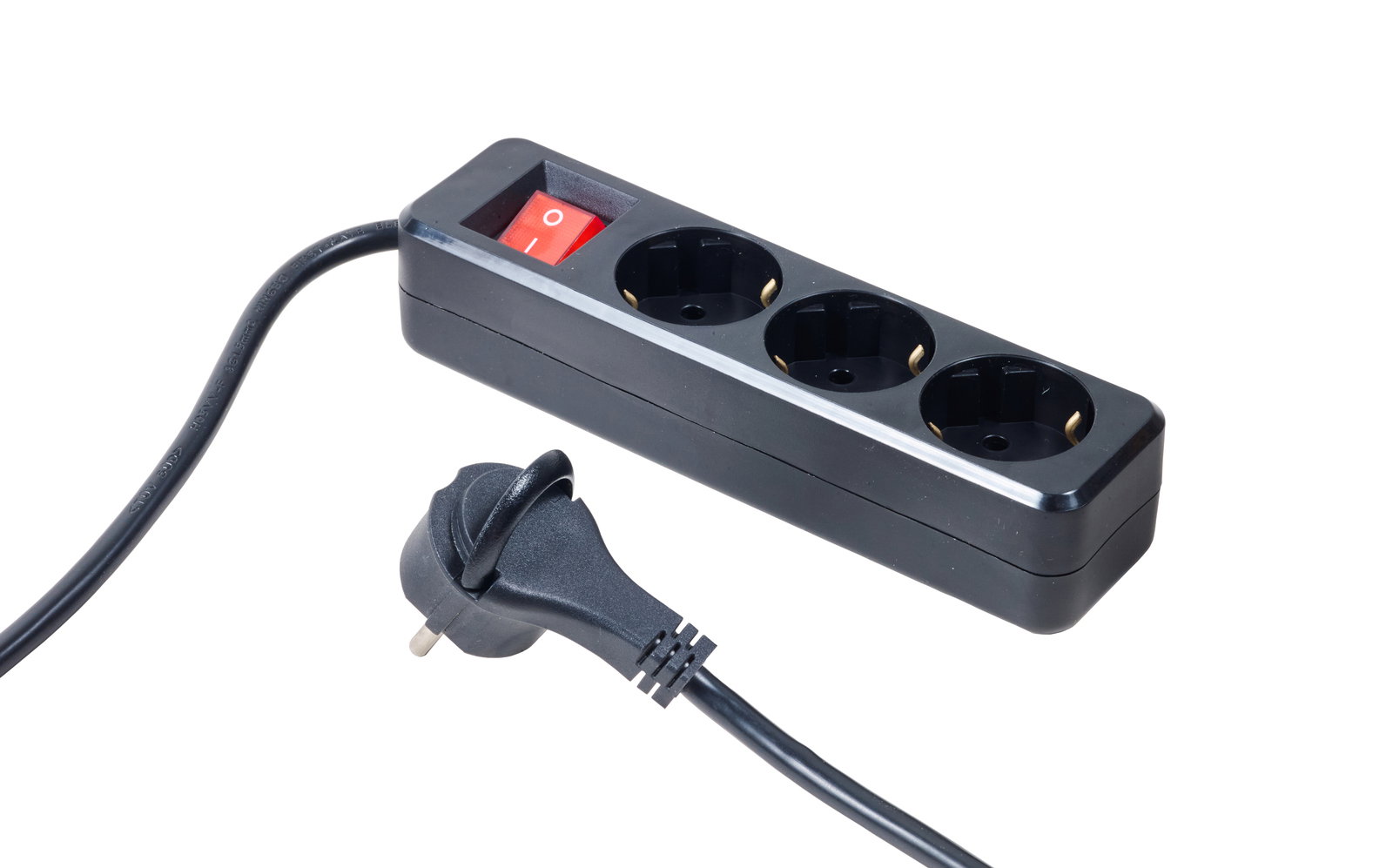 Schwarze Steckdosenleiste mit drei Steckplätzen und rotem Ein-/Ausschalter, seitliche Perspektive