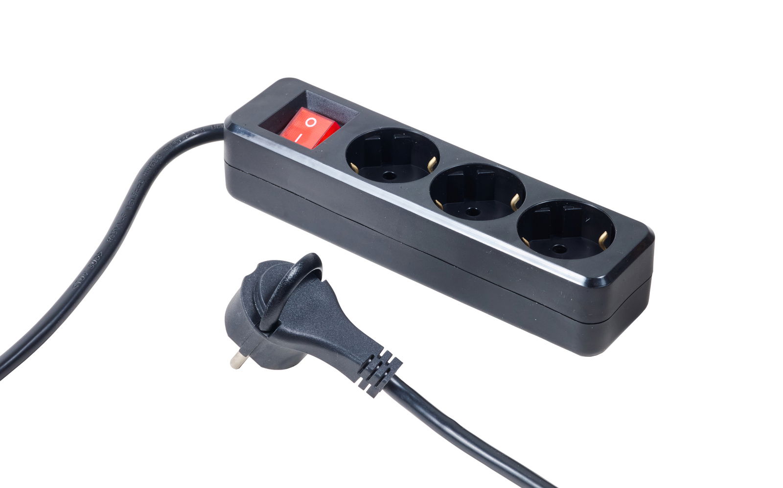 Schwarze Steckdosenleiste mit drei Steckplätzen und rotem Ein-/Ausschalter, seitliche Perspektive