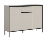Moderne Kommode mit drei Türen und einem Schubfach, in einer schlichten, hellen Farbe mit dunklen Akzenten, seitliche Perspektive.