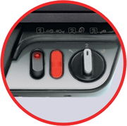 Nahaufnahme der Bedienelemente eines Kontaktgrills mit rotem und schwarzem Schalter sowie Temperaturregler.