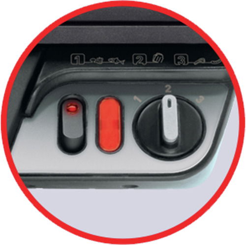 Nahaufnahme der Bedienelemente eines Kontaktgrills mit rotem und schwarzem Schalter sowie Temperaturregler.