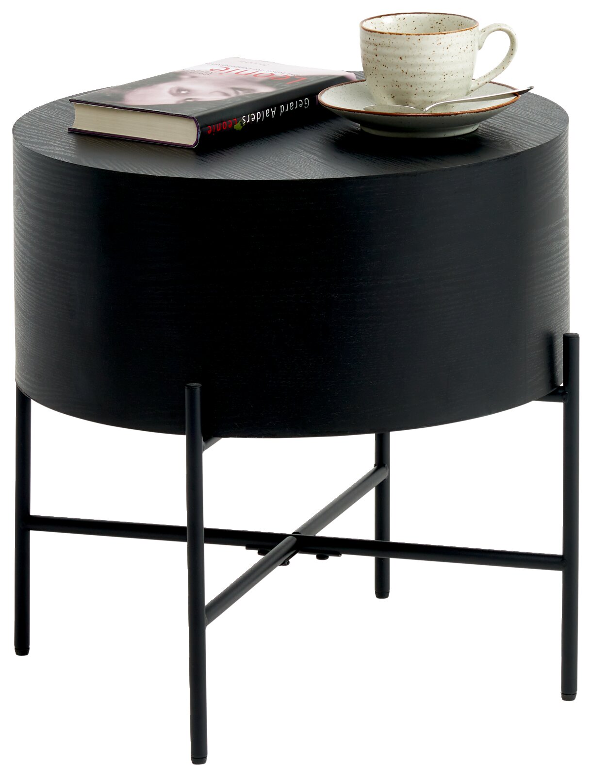 Ronde zwarte bijzettafel met metalen onderstel, met daarop een kopje met schotel en een boek, gezien vanuit de zijkant