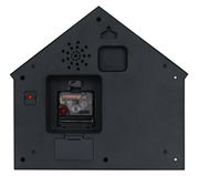 Rückansicht einer schwarzen Wanduhr in Form eines Hauses mit sichtbarem Uhrwerk und Aufhängung.