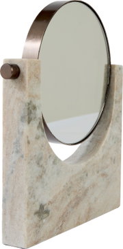 Ovaler, schwenkbarer Tischspiegel mit bronzefarbenem Metallrahmen und massivem, hellbeigem Natursteinsockel, aus schräger Vorderansicht
