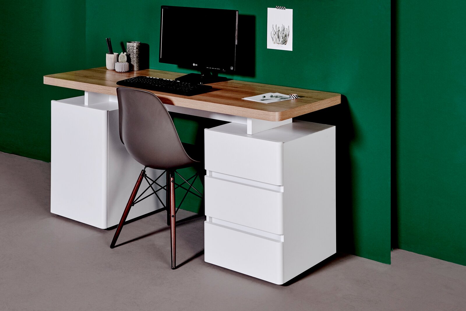 Moderner Schreibtisch mit Holzplatte und weißen Schubladen, seitliche Perspektive