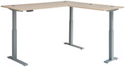 Modern hoekbureau met twee motoren, in hoogte verstelbaar, van licht hout en een grijs metalen frame, zijaanzicht.