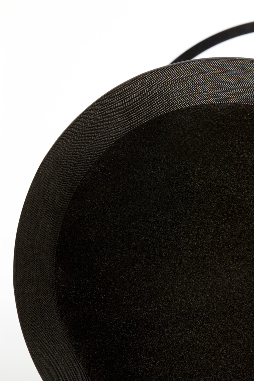 Nahaufnahme eines schwarzen Beistelltisches von oben betrachtet.