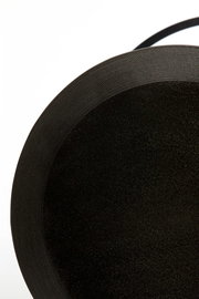 Nahaufnahme eines schwarzen Beistelltisches von oben betrachtet.