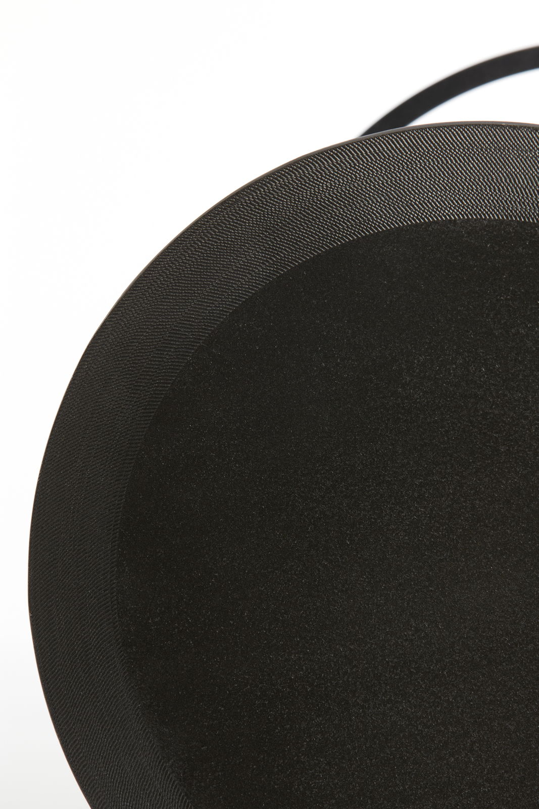 Nahaufnahme eines schwarzen Beistelltisches von oben betrachtet.